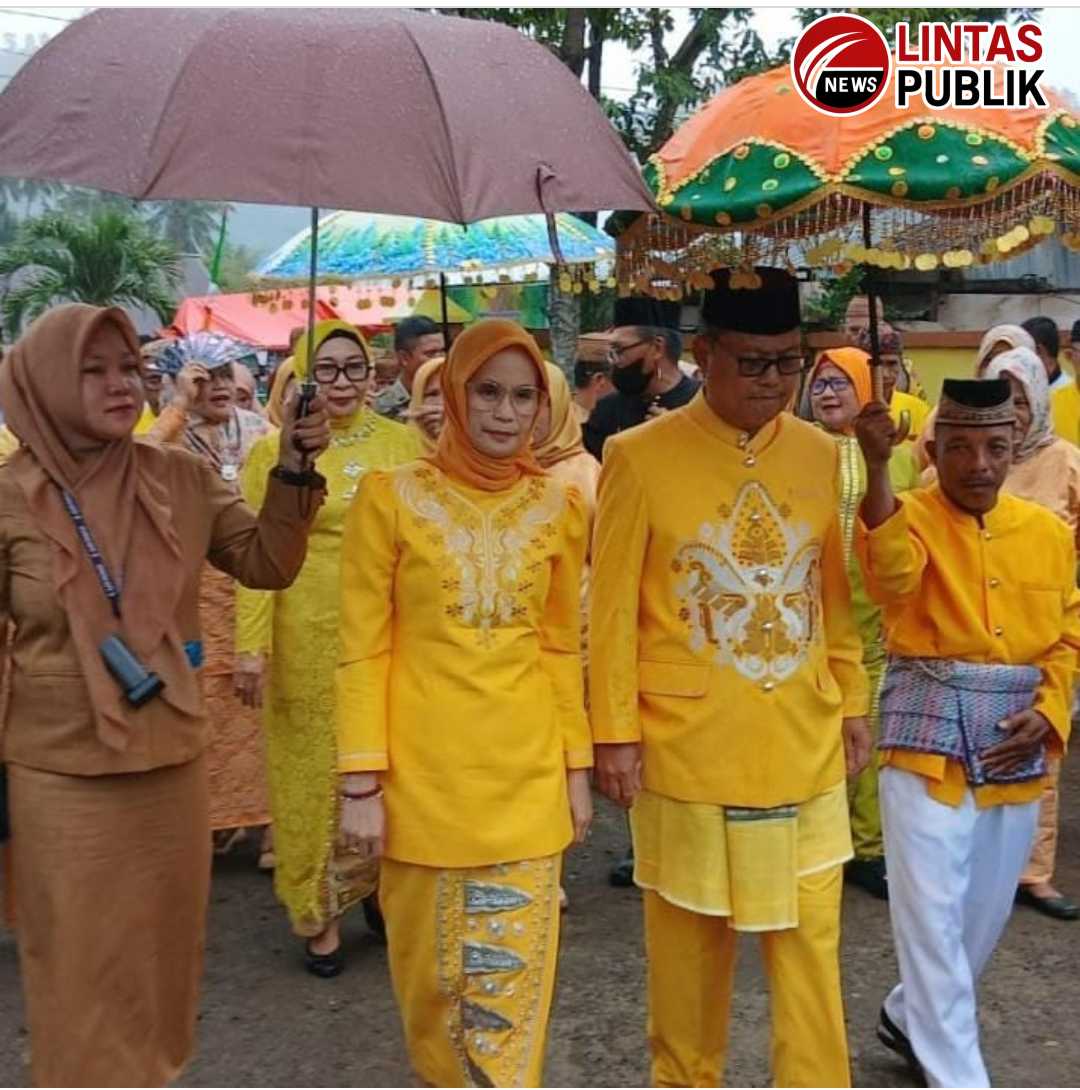 Prosesi Adat Mopotilolo Sambut Bupati dan Wakil Bupati Gorontalo Utara di Kecamatan Biau