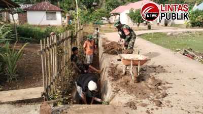 Koramil 1314 Kwandang dan Pemdes Masuru Gelar Karya Bakti Bersihkan Drainase
