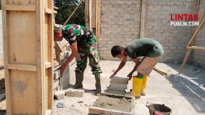 Babinsa Kwandang Bersama Warga Pasang Dinding Batako KDKMP Desa Molingkapoto Selatan
