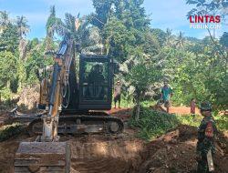 Babinsa Koramil 1314-02/Atinggola Dampingi Pengerjaan Fondasi Jembatan Desa Sigaso, Warga Antusias Gotong Royong