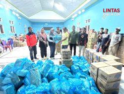 Dari Dana Pribadi, Ketua Komisi 3 DPRD Gorut Bantu Korban Banjir di Kecamatan Biau
